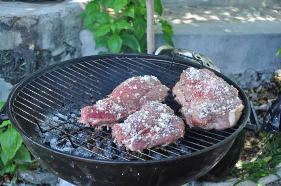 Um verdadeiro churrasco brasileiro na praia Obama, perto de Cabaret, antiga Duvalierville, no litoral central do Haiti